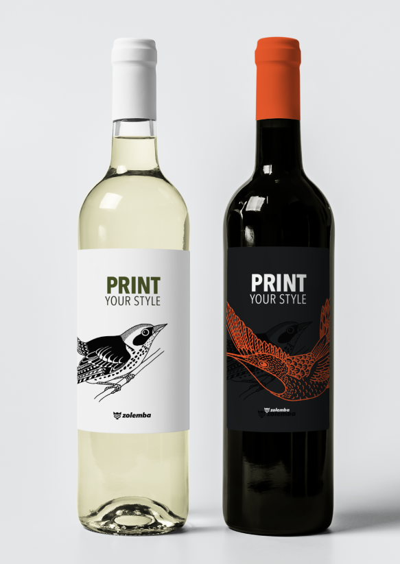 Dos botellas de vino, una negra y una clara con vino blanco, etiquetadas 'Print Your Style' con una ilustración de un pájaro y el logo de Zolemba