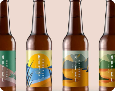 Botellas de cerveza surtidas de la misma marca, cada una con un diseño de etiqueta único.