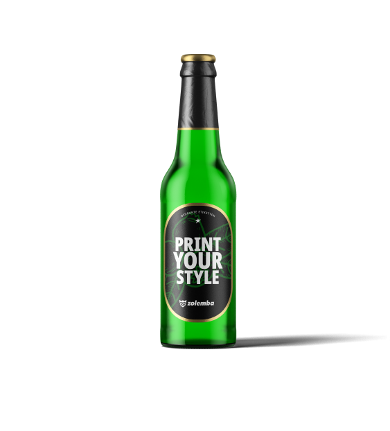 Botella de cerveza de vidrio verde con una etiqueta 'Imprime Tu Estilo' y el logo de Zolemba.