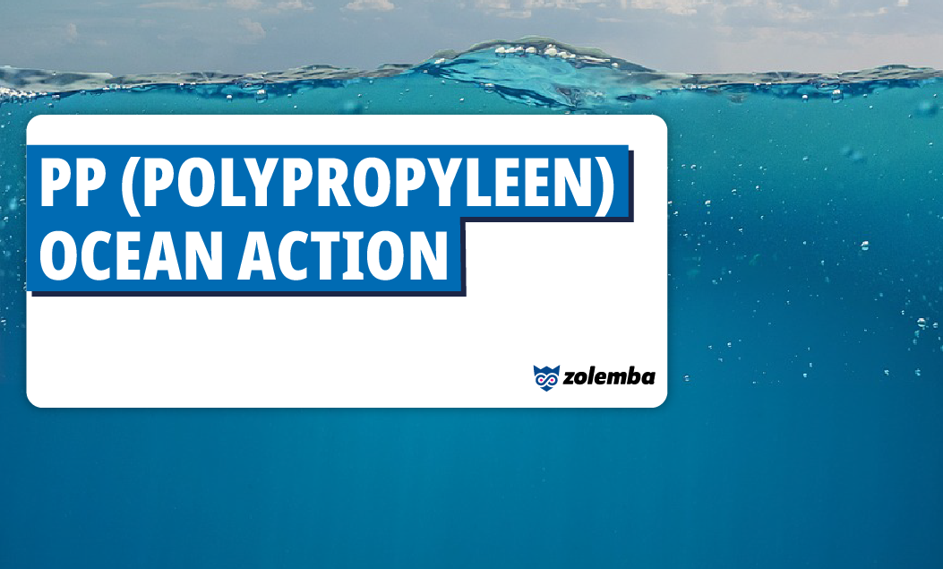 Eine Unterwasseransicht des Ozeans, mit einer dünnen Linie des Himmels, die über der Wasseroberfläche sichtbar ist. Ein weißes Rechteck zeigt den Text 'PP (Polypropylen) Ocean Action' in Schwarz auf einem blauen Hintergrund.