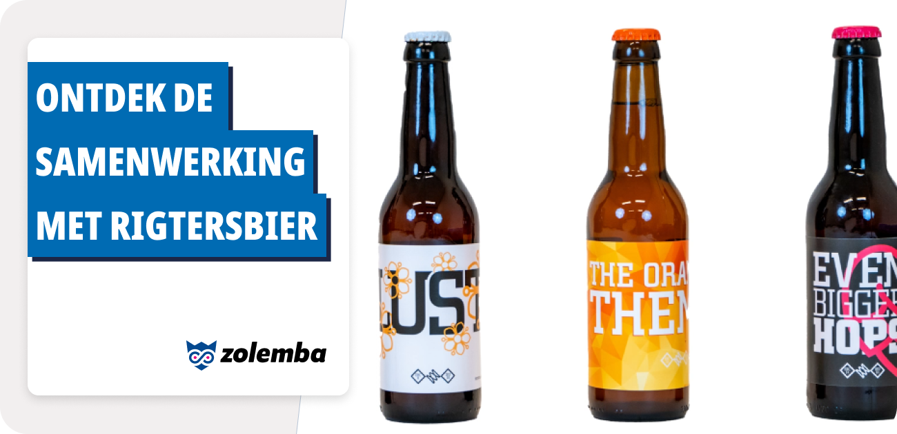 Tres botellas de cerveza de vidrio están exhibidas en el lado derecho de la foto, con texto en un fondo azul y el logo de Zolemba en el lado izquierdo