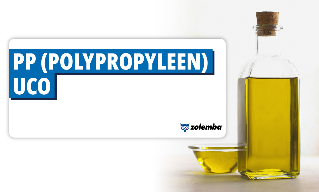 Eine Flasche Speiseöl neben einer klaren Schüssel mit Öl. Ein weißes Rechteck mit dem Text 'PP (Polypropylen) UCO' in Schwarz auf einem blauen Hintergrund ist auf dem Foto sichtbar.