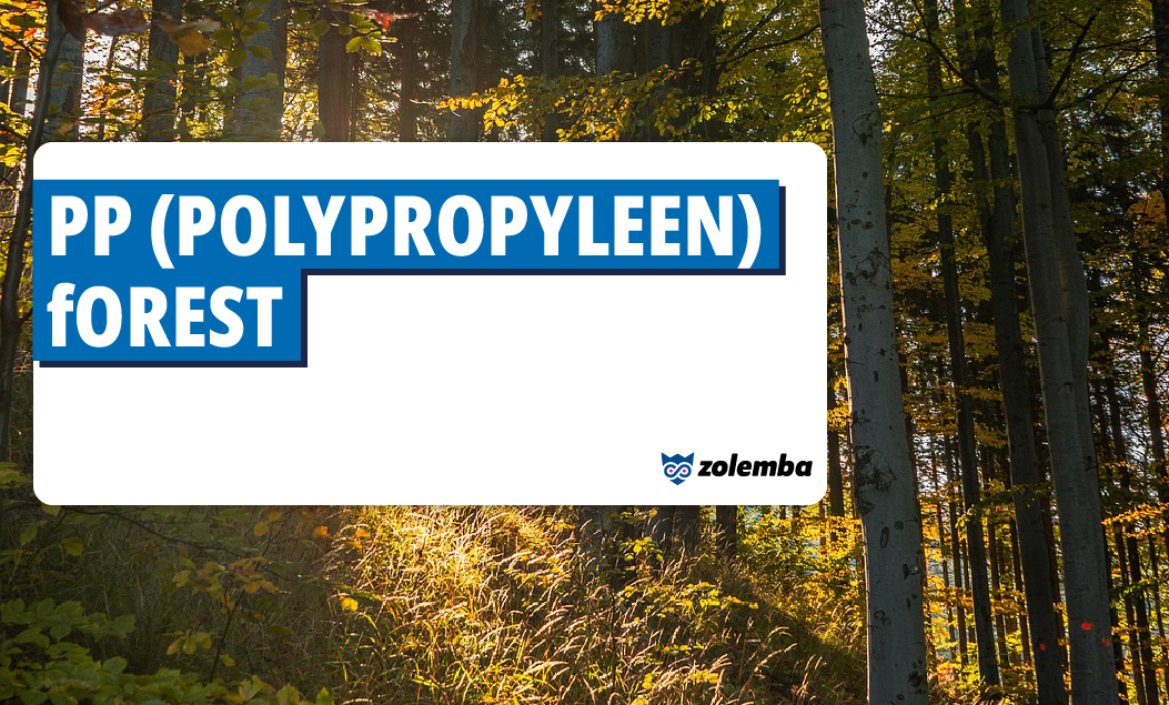 Ein Wald mit hohen Bäumen und Licht, das auf die Blätter scheint. Ein weißes Rechteck zeigt den Text 'PP (Polypropylen) Wald' in Schwarz auf einem blauen Hintergrund.