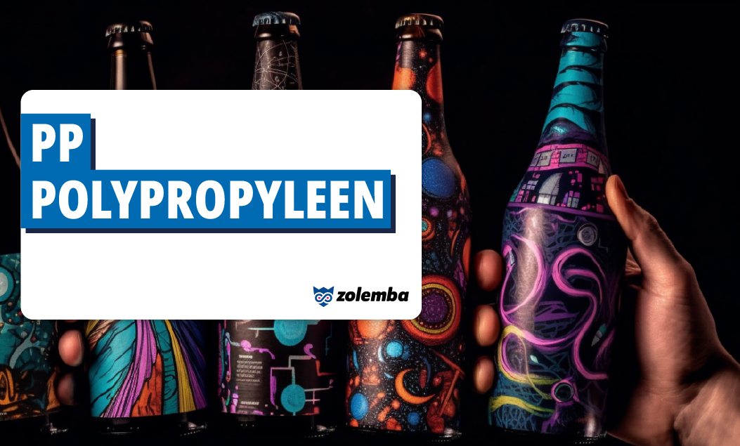 Glasflaschen mit bunten Etiketten. Ein weißes Rechteck mit dem Zolemba-Logo und dem Text 'PP, Polypropylen' in Schwarz auf einem blauen Hintergrund erscheint auf dem Foto.